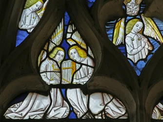 Janela retratando Deus, anjos e acima da segunda vinda de Cristo